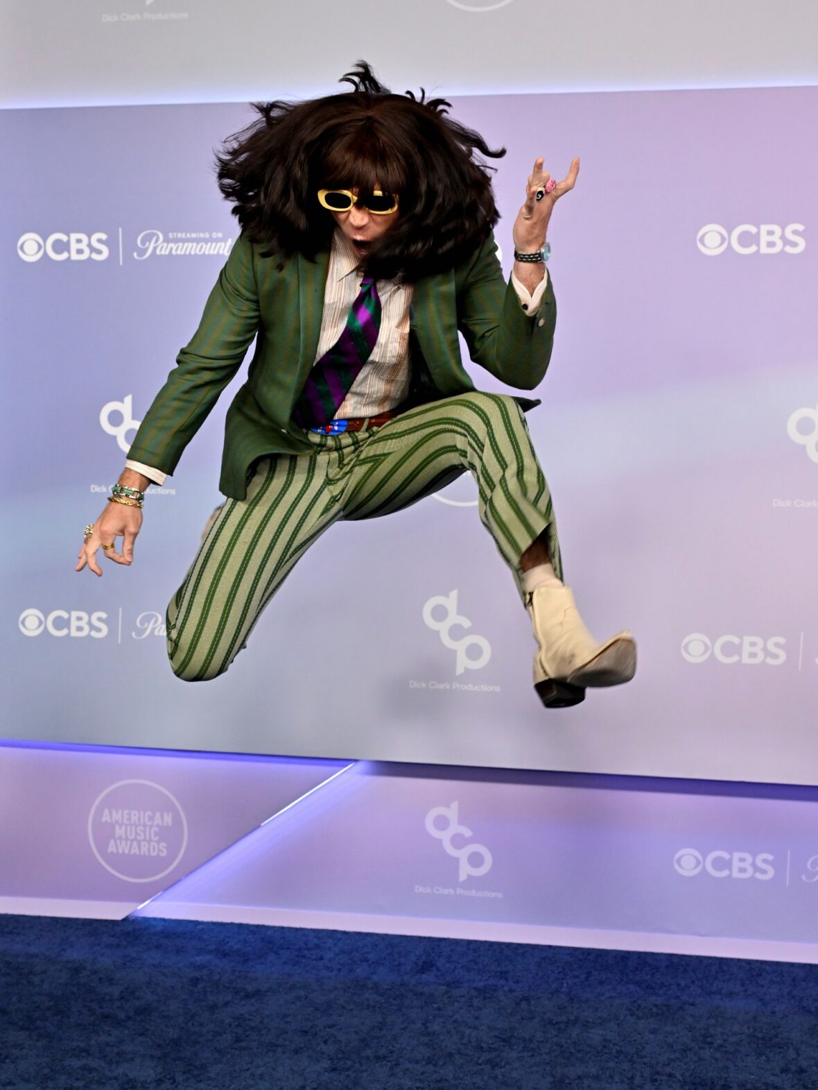 Mr. Fantasy leaps into air on AMAs red carpet