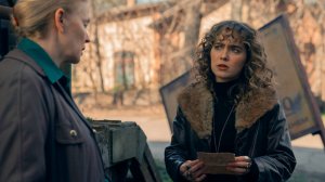PONIES -- Dont Go Breaking My Heart Episode 104  Pictured: (l-r) Tanya Ivanova as Vera, Haley Lu Richardson as Twila -- (Photo by: Katalin Vermes/PEACOCK)