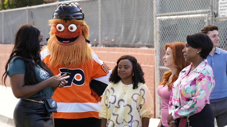 Gritty smiling with the main cast of Abbott Elementary