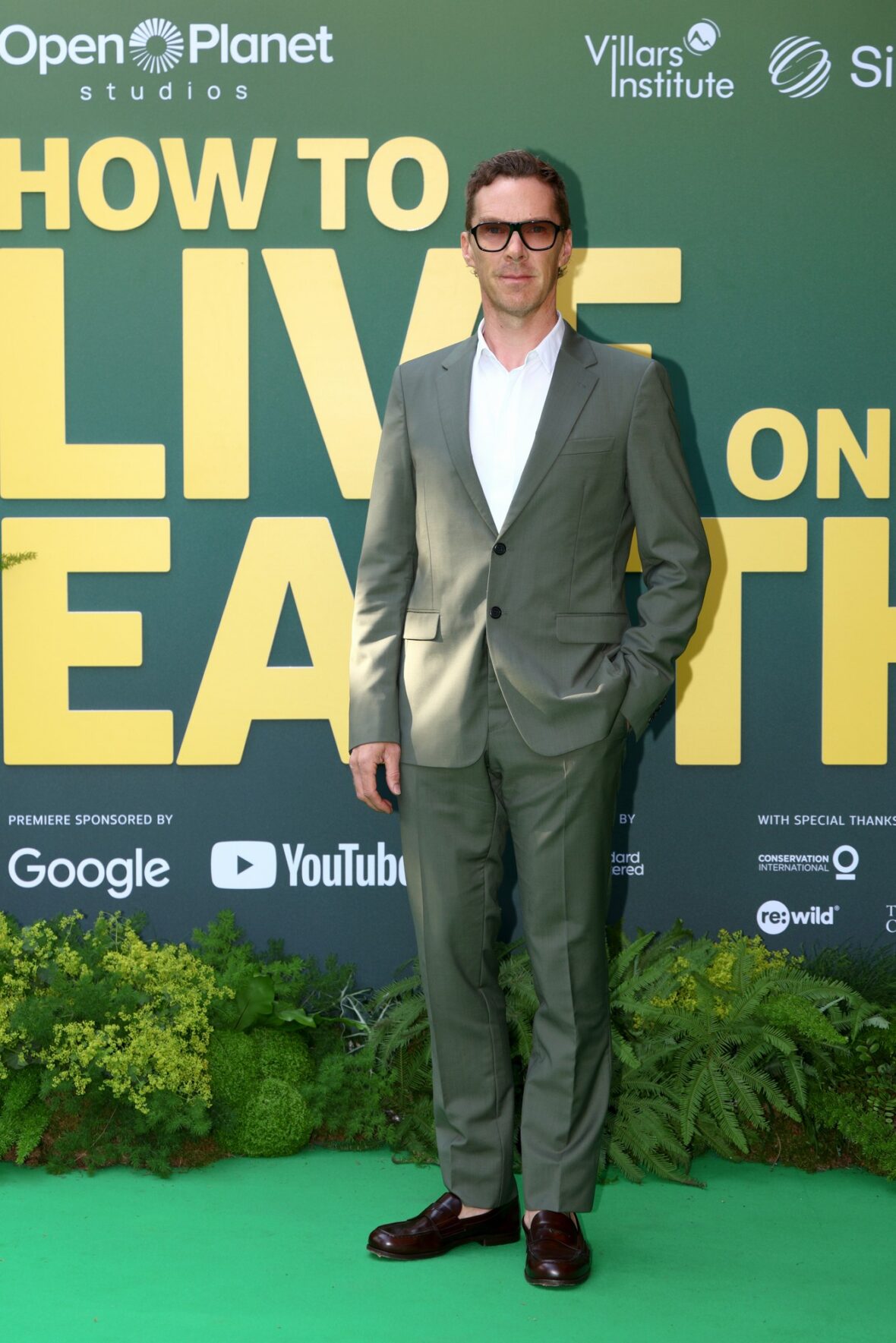Benedict Cumberbatch poses for photos on the world premiere red carpet of "How to Live on Earth"