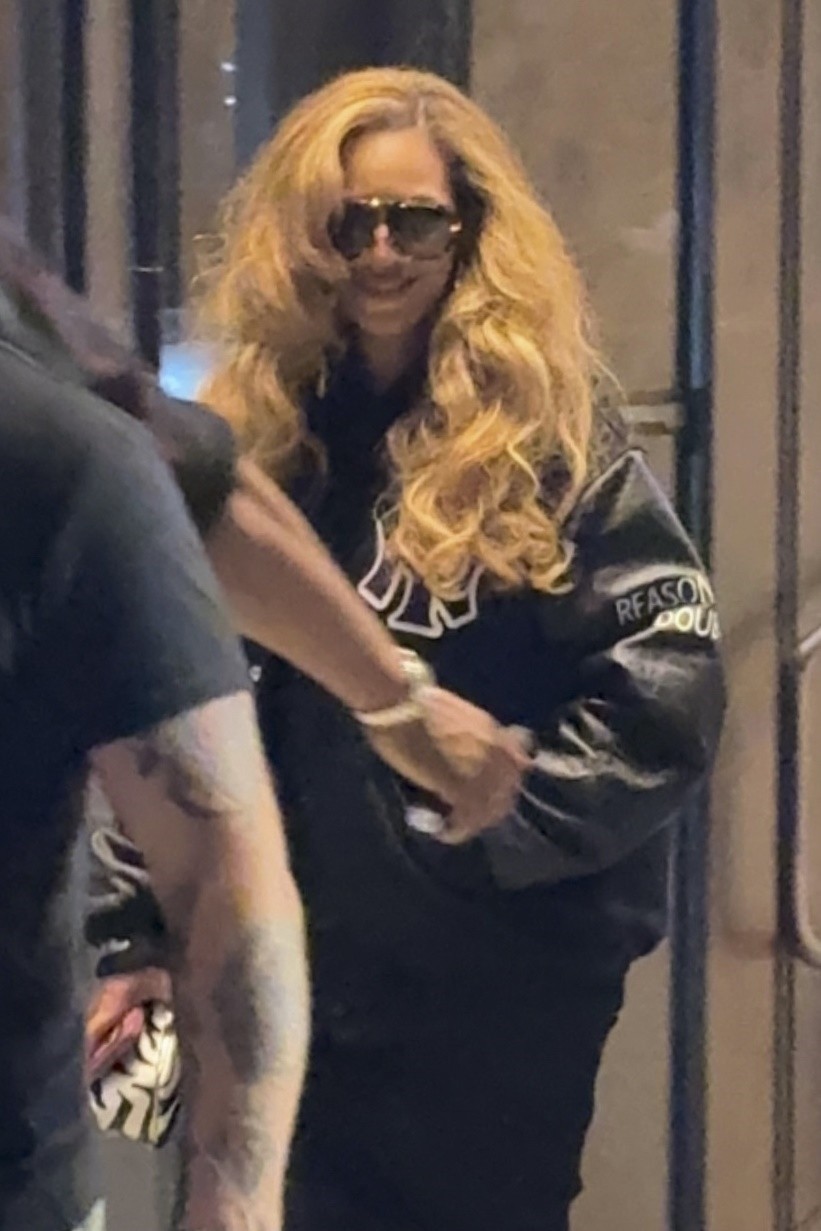 Beyonce leaves Roc Nation offices with Jay Z