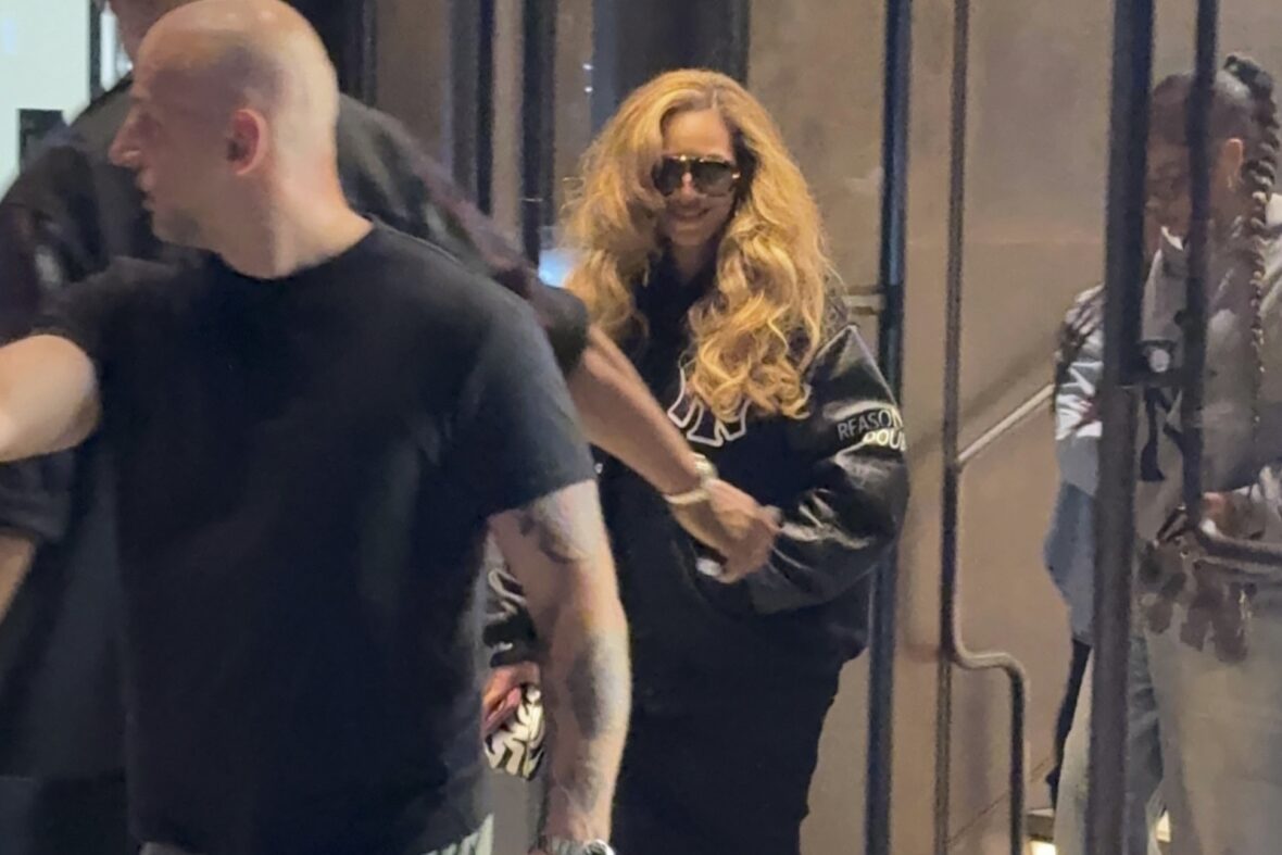 Beyonce leaves Roc Nation offices with Jay Z