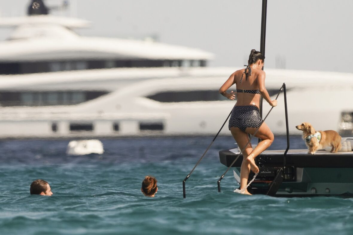 Alexandra Saint Mleux gest on a boat in Saint-Tropez
