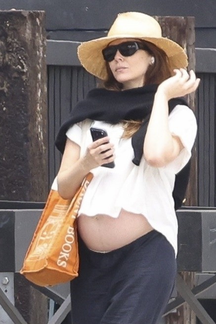 Elizabeth Olsen shows off her pregnant belly