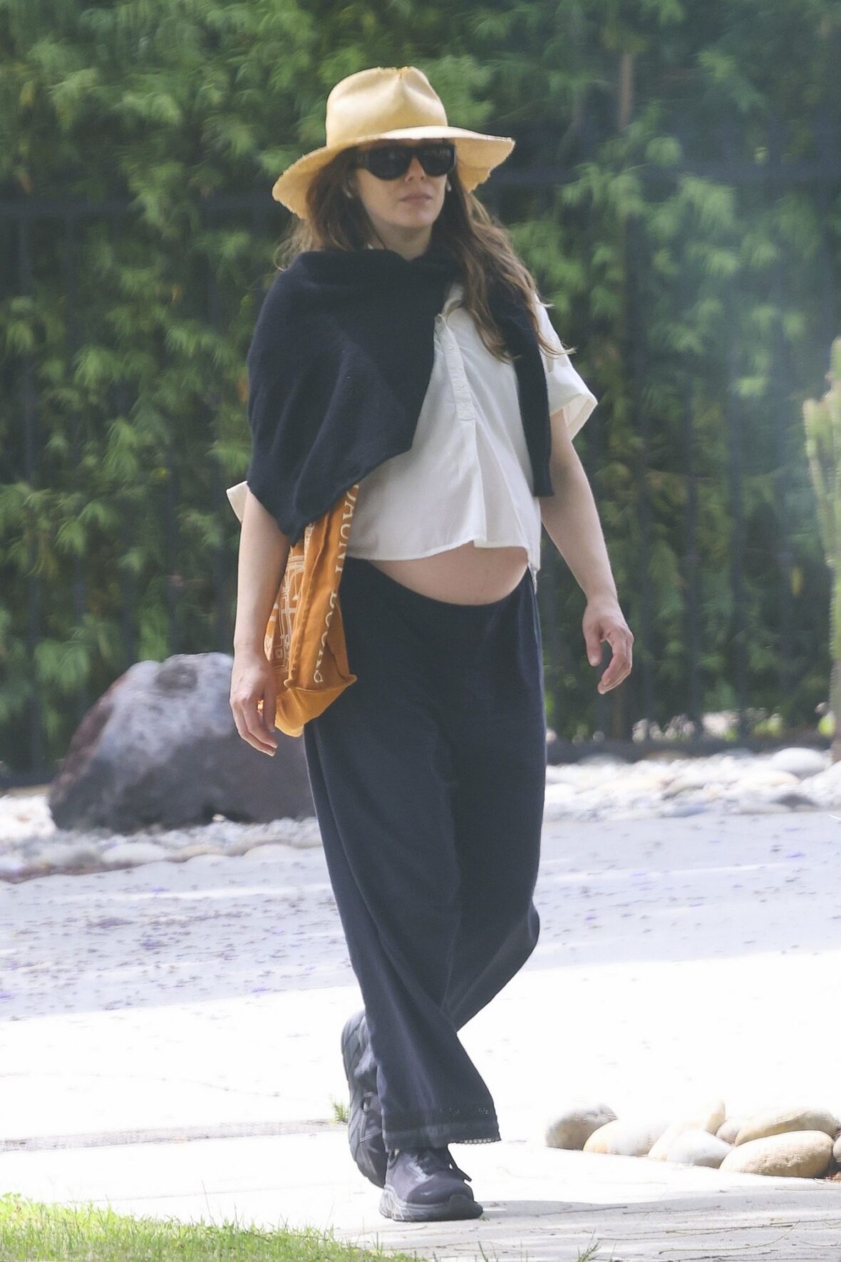 Elizabeth Olsen shows off her pregnant belly