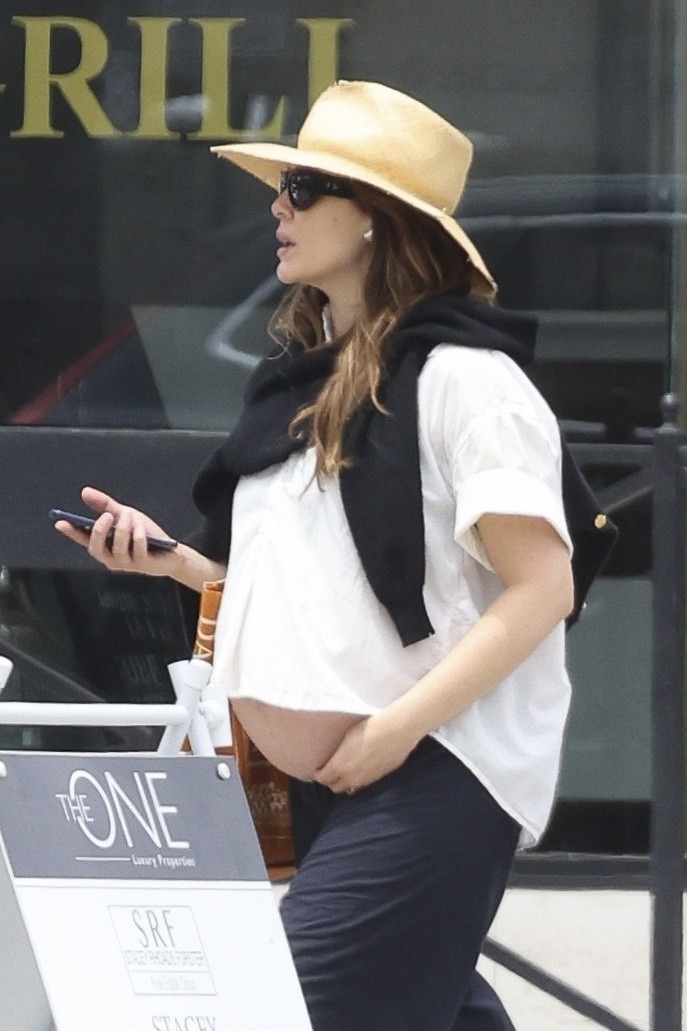 Elizabeth Olsen shows off her pregnant belly
