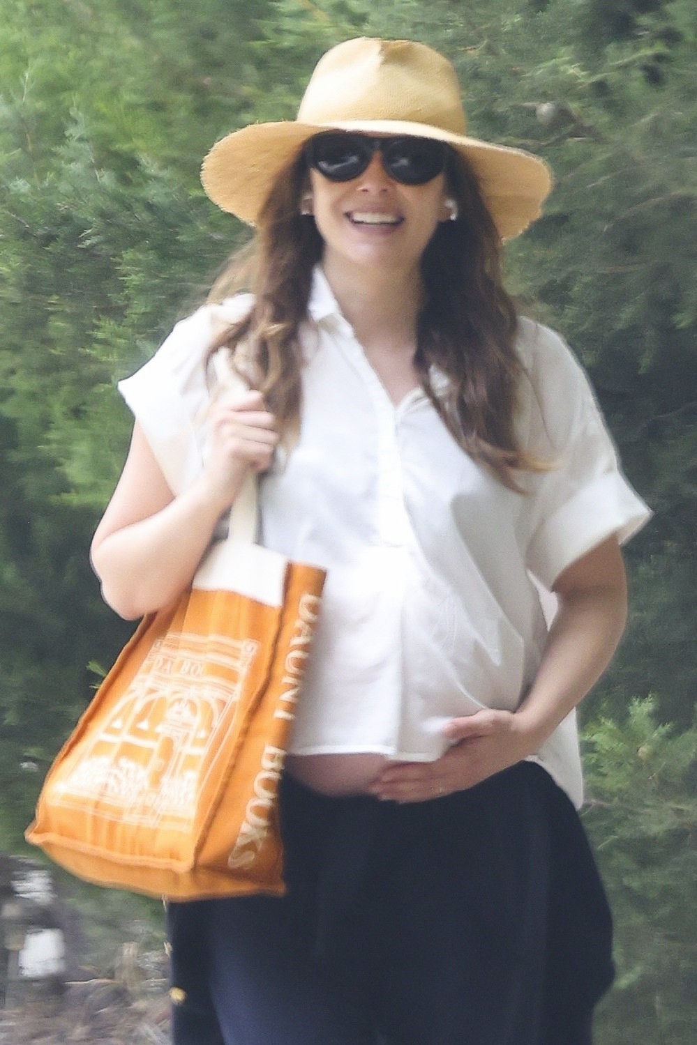 Elizabeth Olsen shows off her pregnant belly