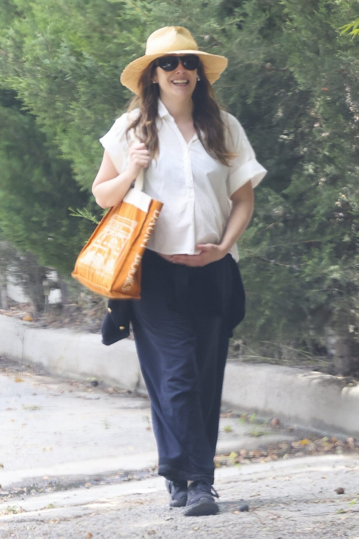 Elizabeth Olsen shows off her pregnant belly
