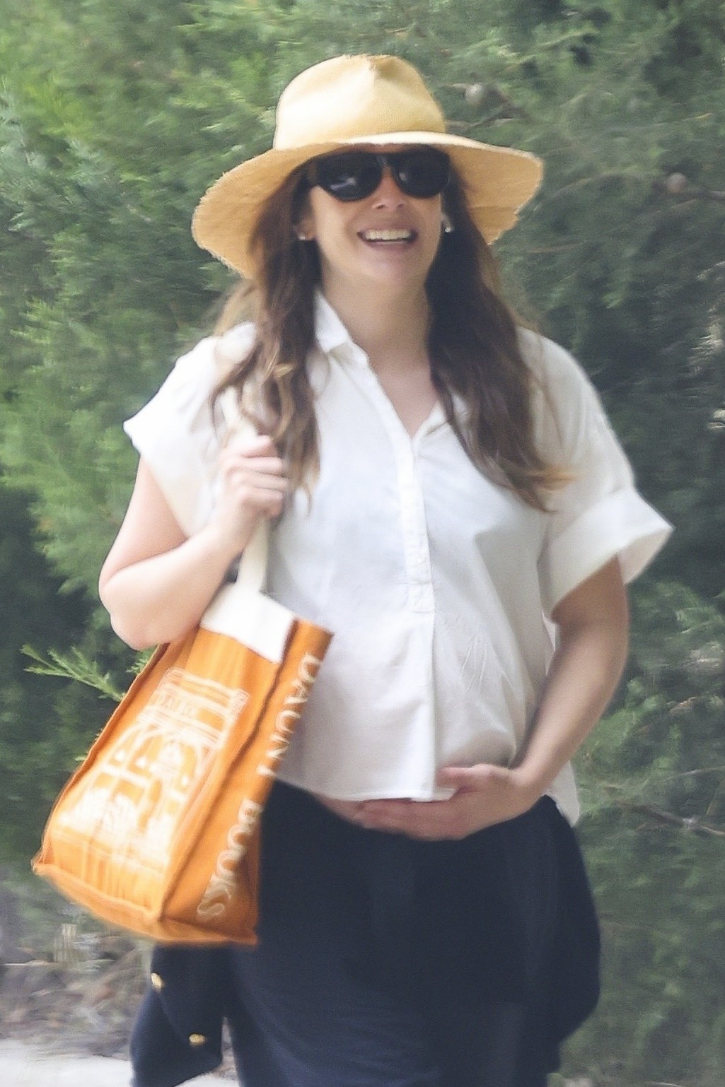Elizabeth Olsen shows off her pregnant belly