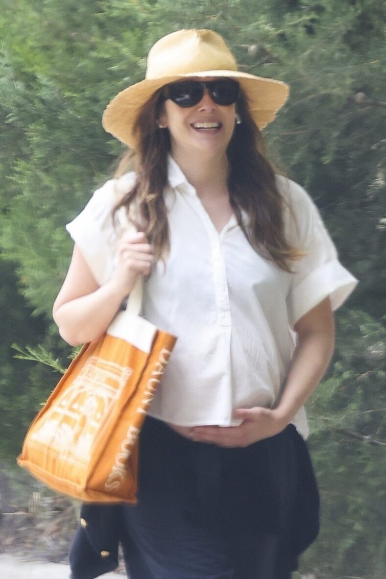 Elizabeth Olsen shows off her pregnant belly