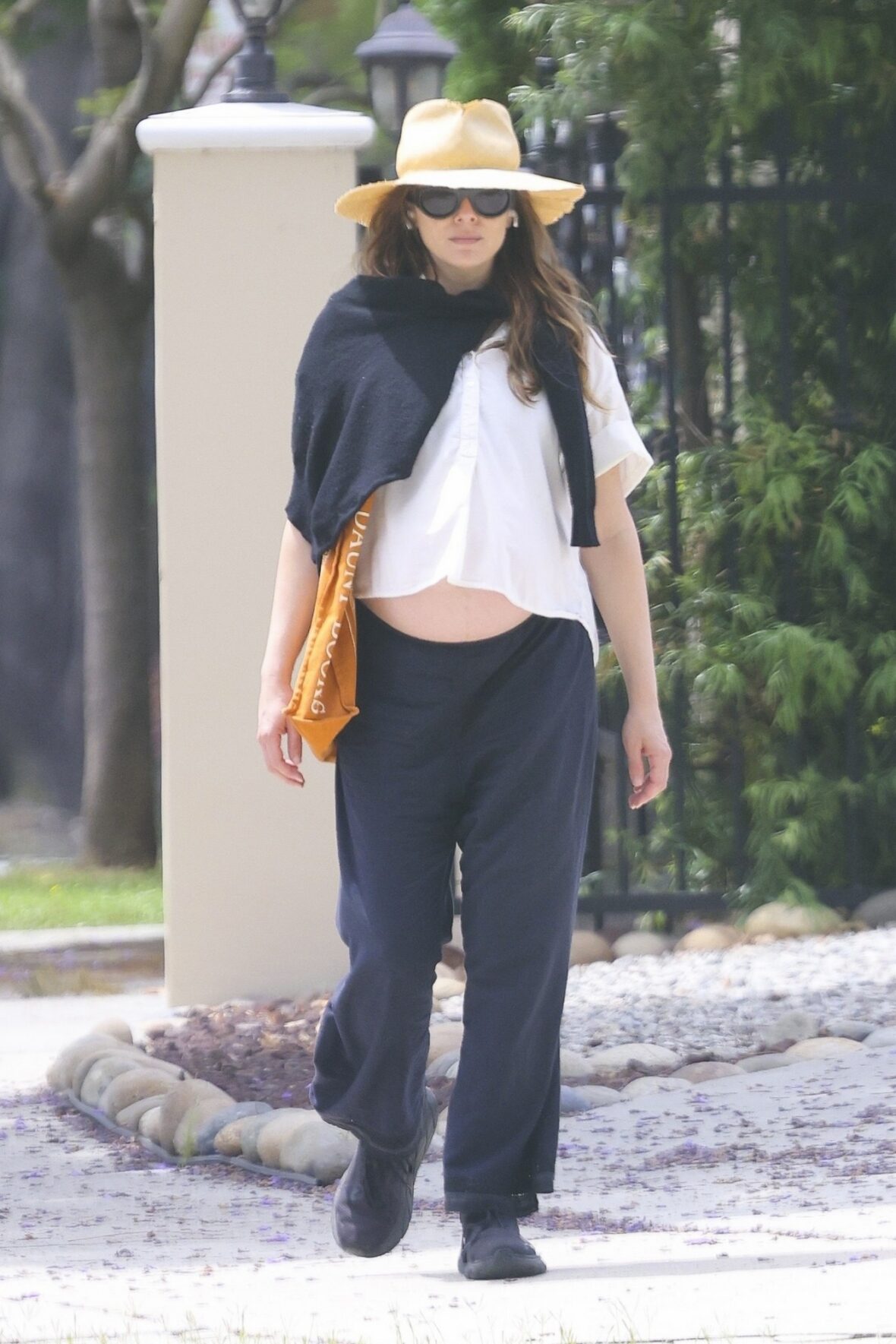Elizabeth Olsen shows off her pregnant belly