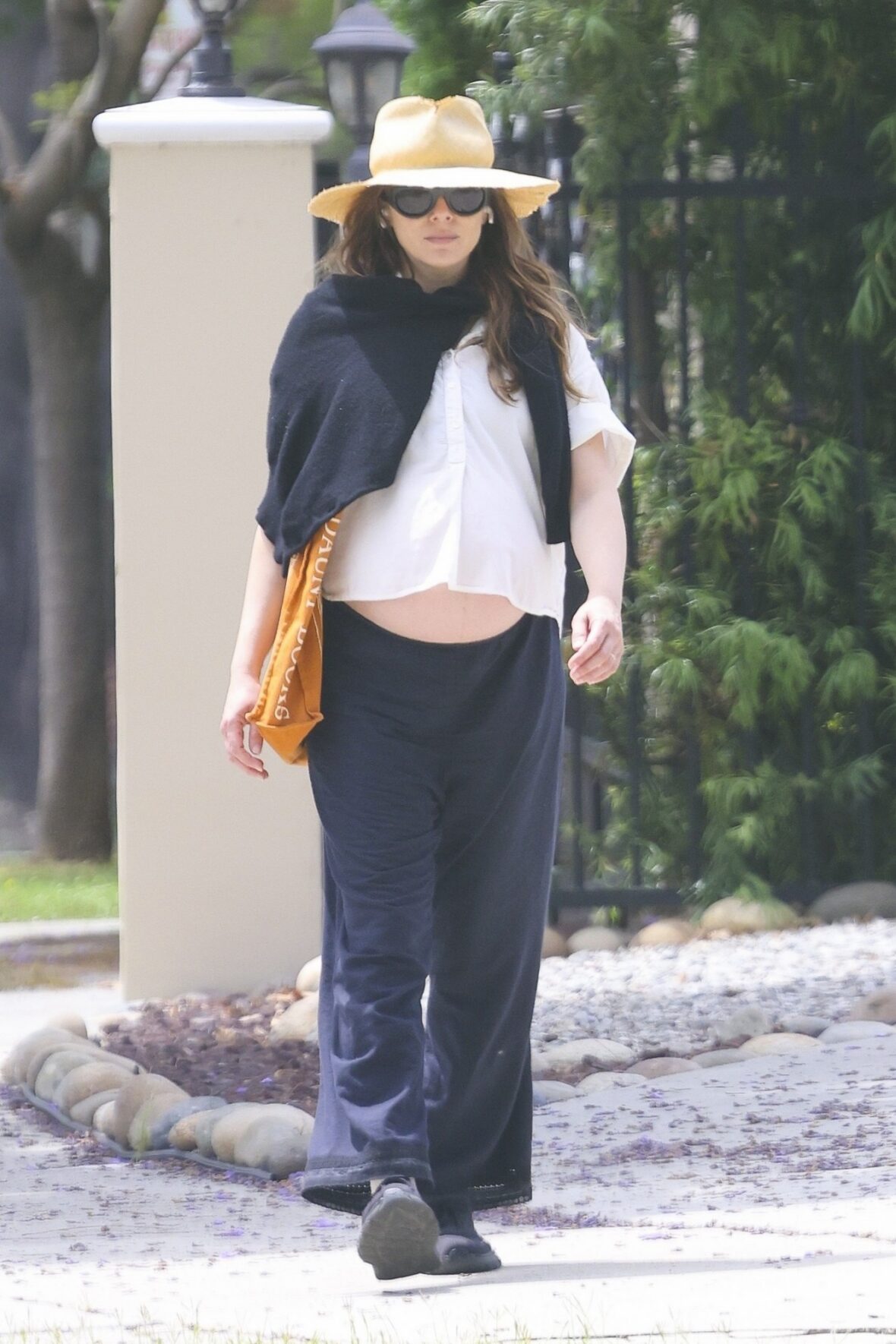 Elizabeth Olsen shows off her pregnant belly