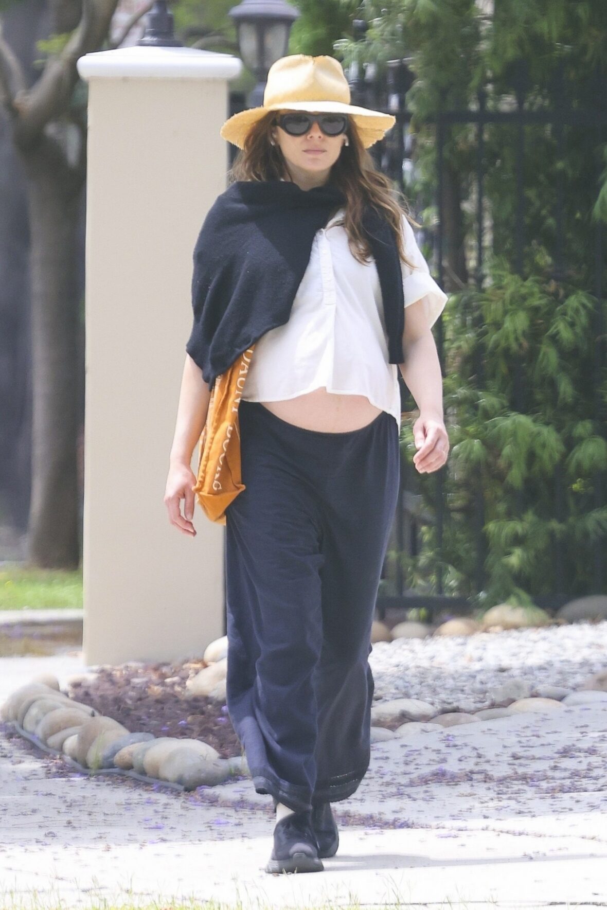 Elizabeth Olsen shows off her pregnant belly