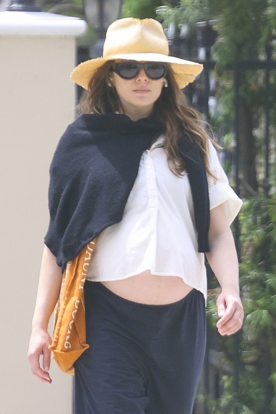 Elizabeth Olsen shows off her pregnant belly