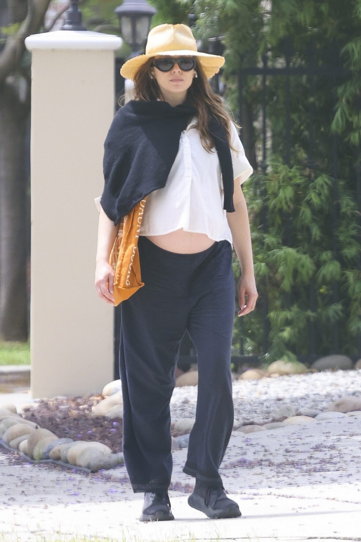Elizabeth Olsen shows off her pregnant belly