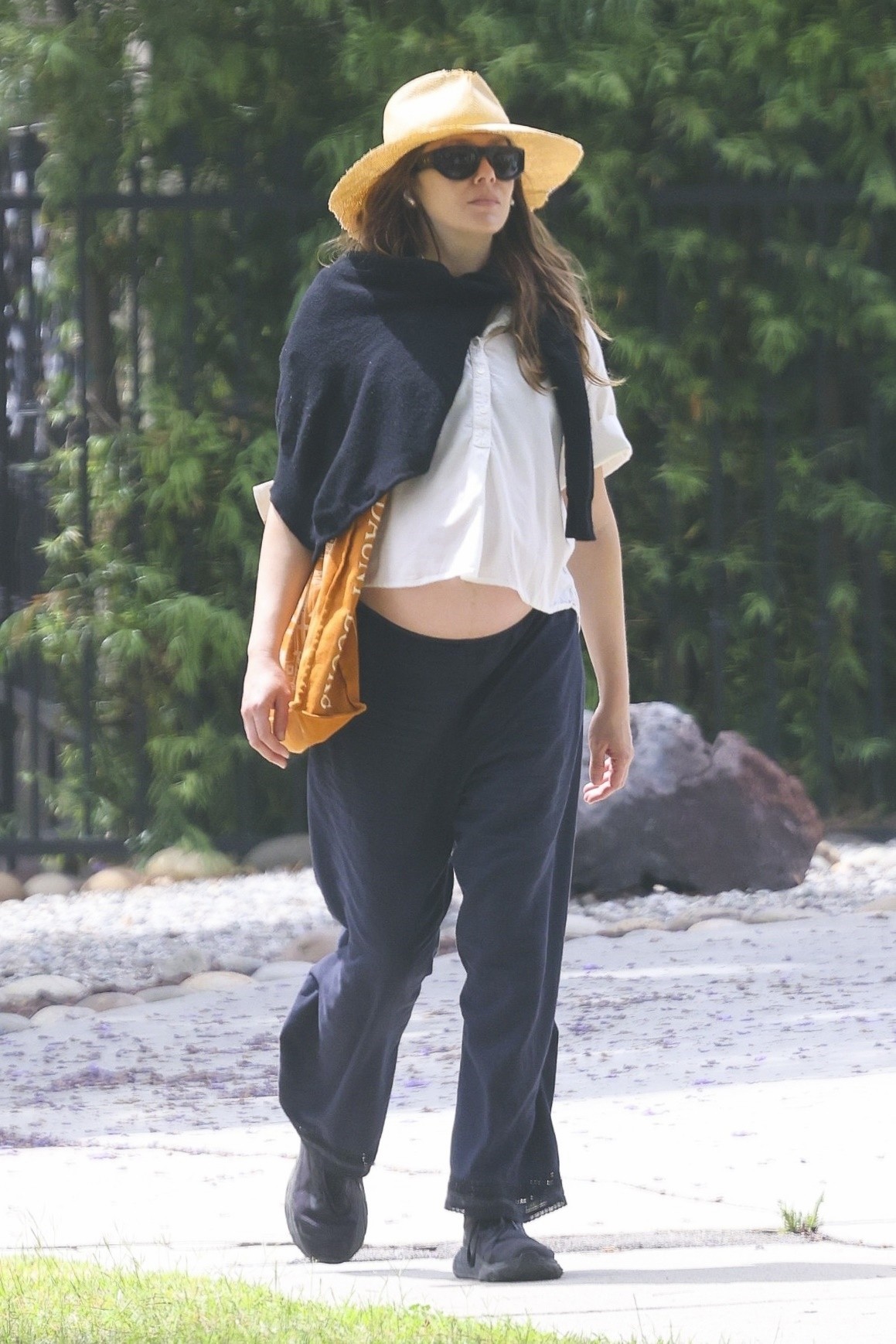 Elizabeth Olsen shows off her pregnant belly