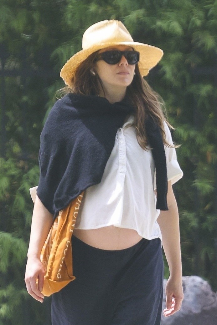Elizabeth Olsen shows off her pregnant belly