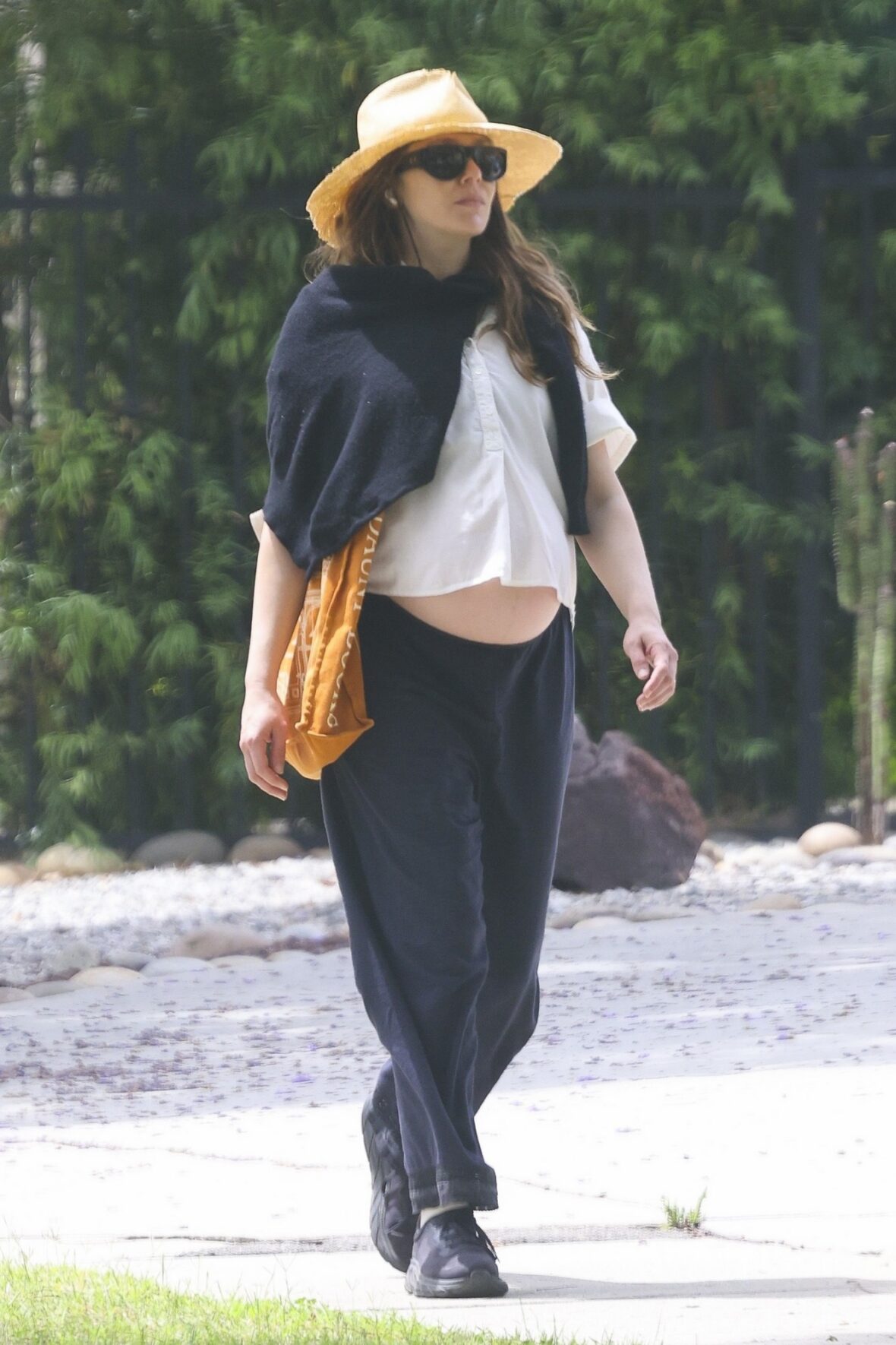 Elizabeth Olsen shows off her pregnant belly
