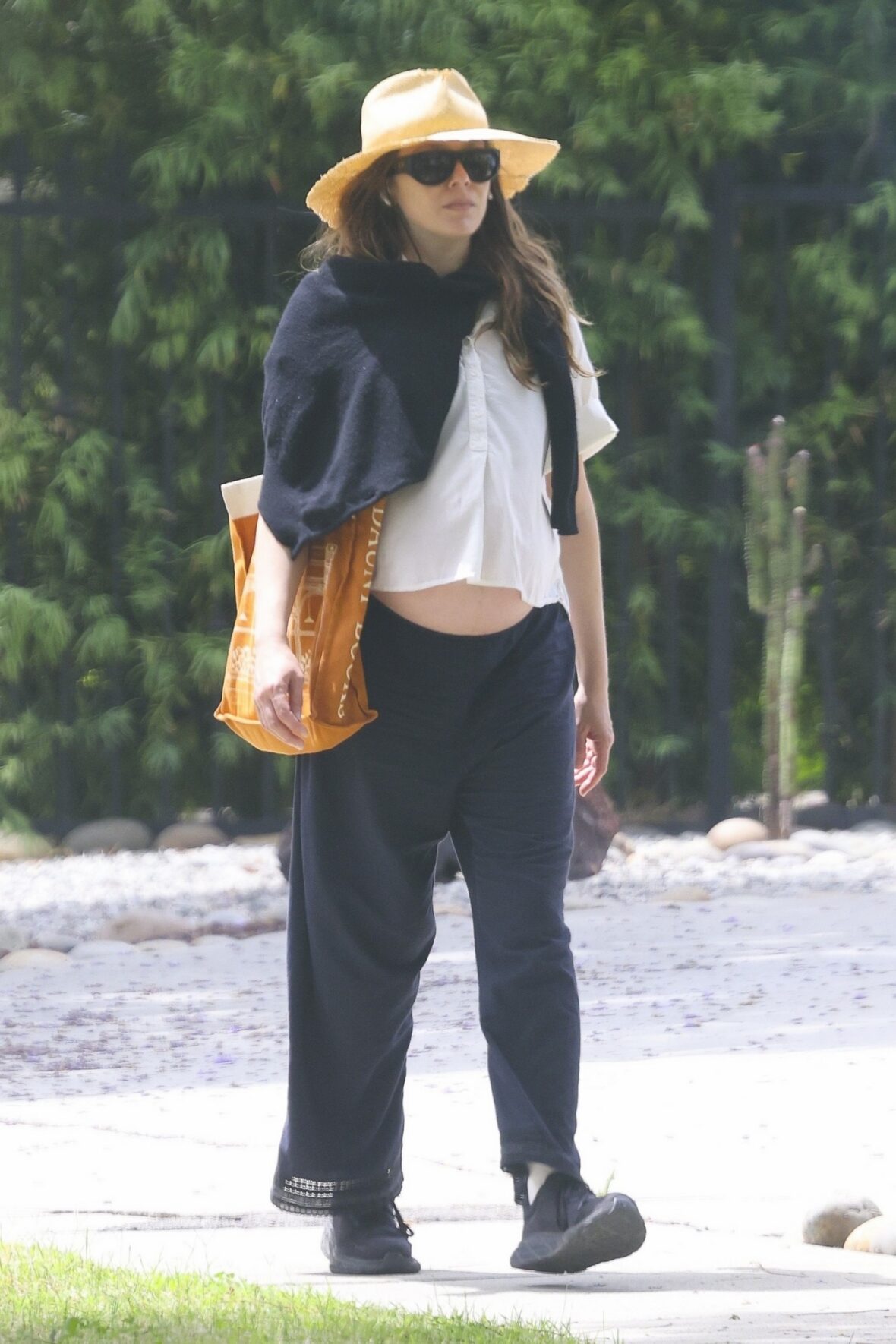 Elizabeth Olsen shows off her pregnant belly