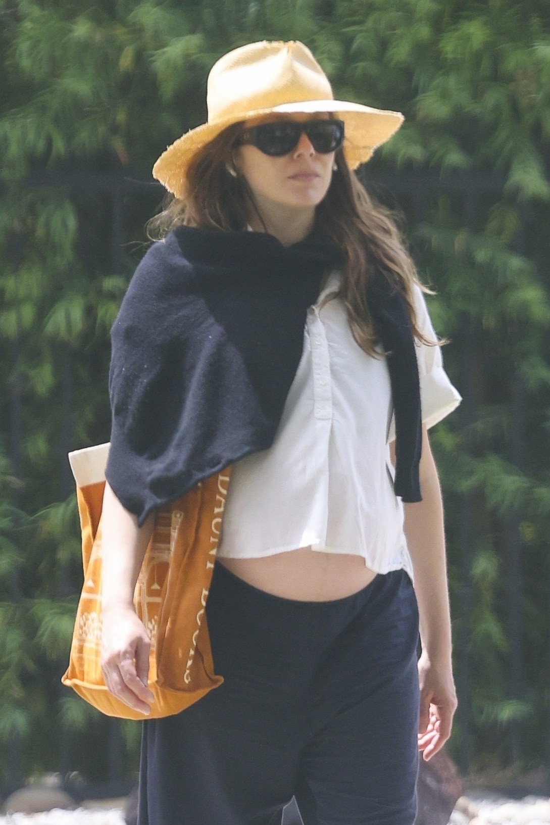 Elizabeth Olsen shows off her pregnant belly