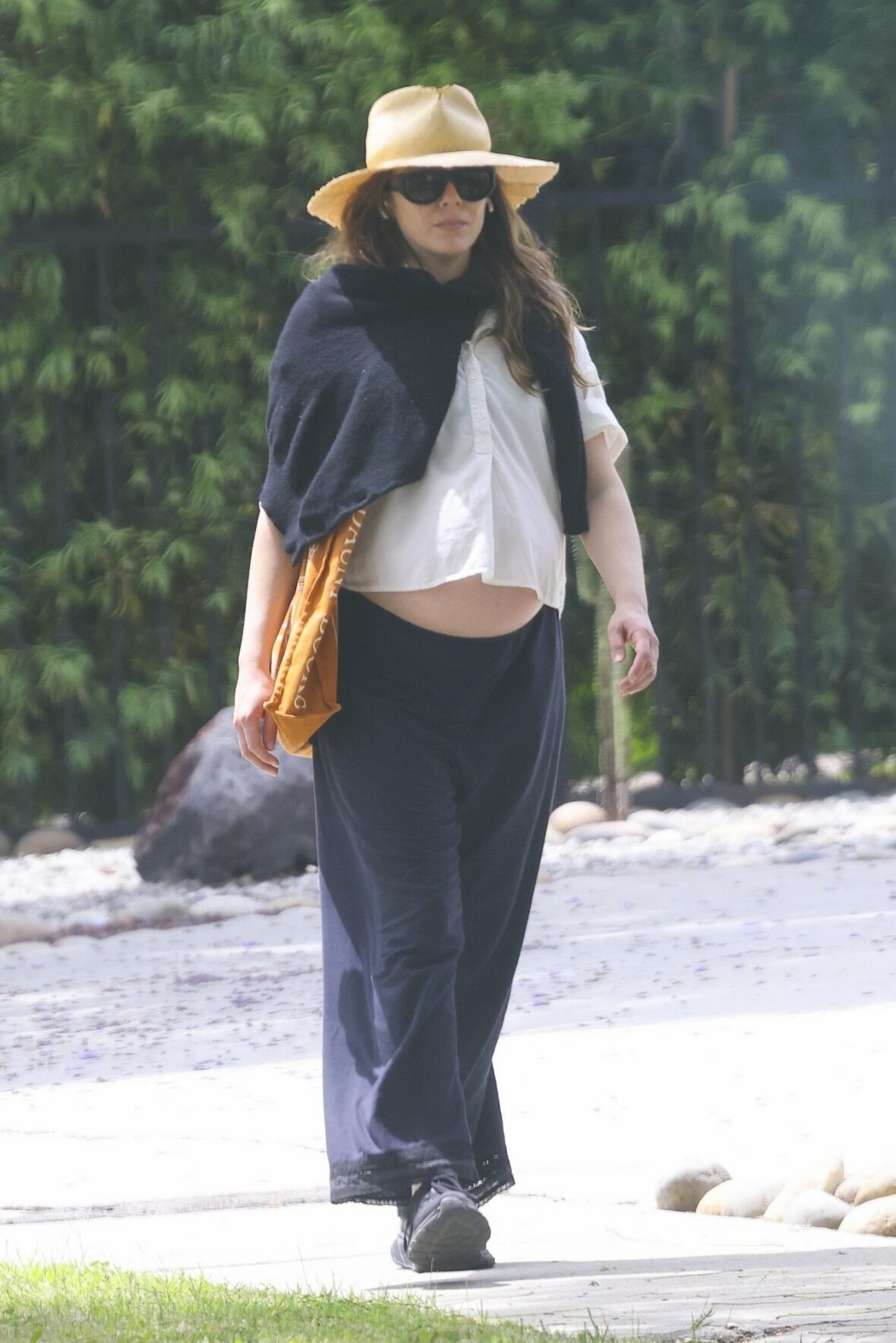 Elizabeth Olsen shows off her pregnant belly