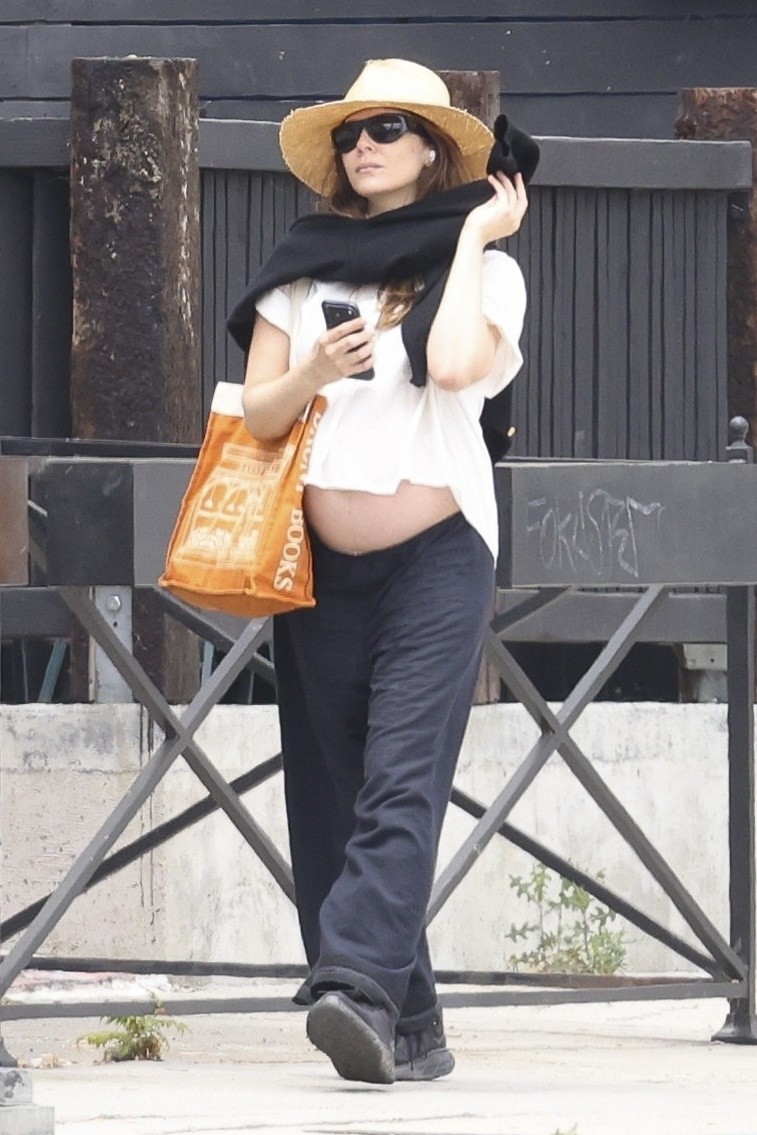 Elizabeth Olsen shows off her pregnant belly