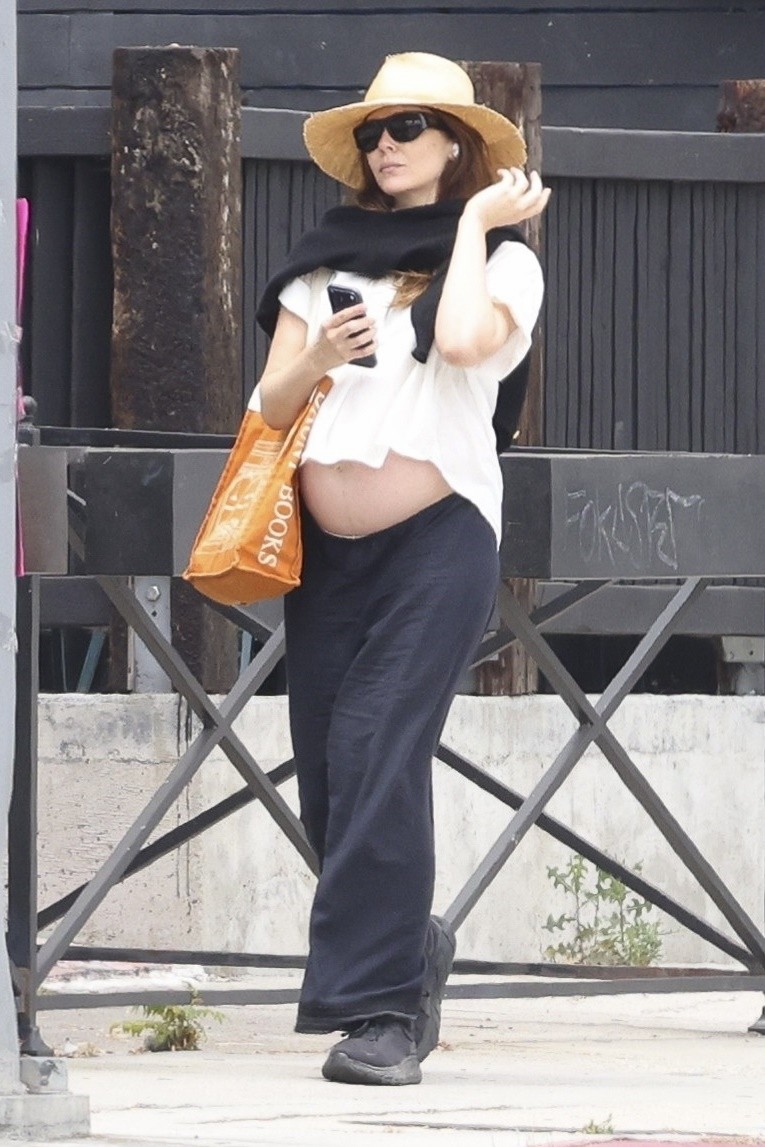 Elizabeth Olsen shows off her pregnant belly