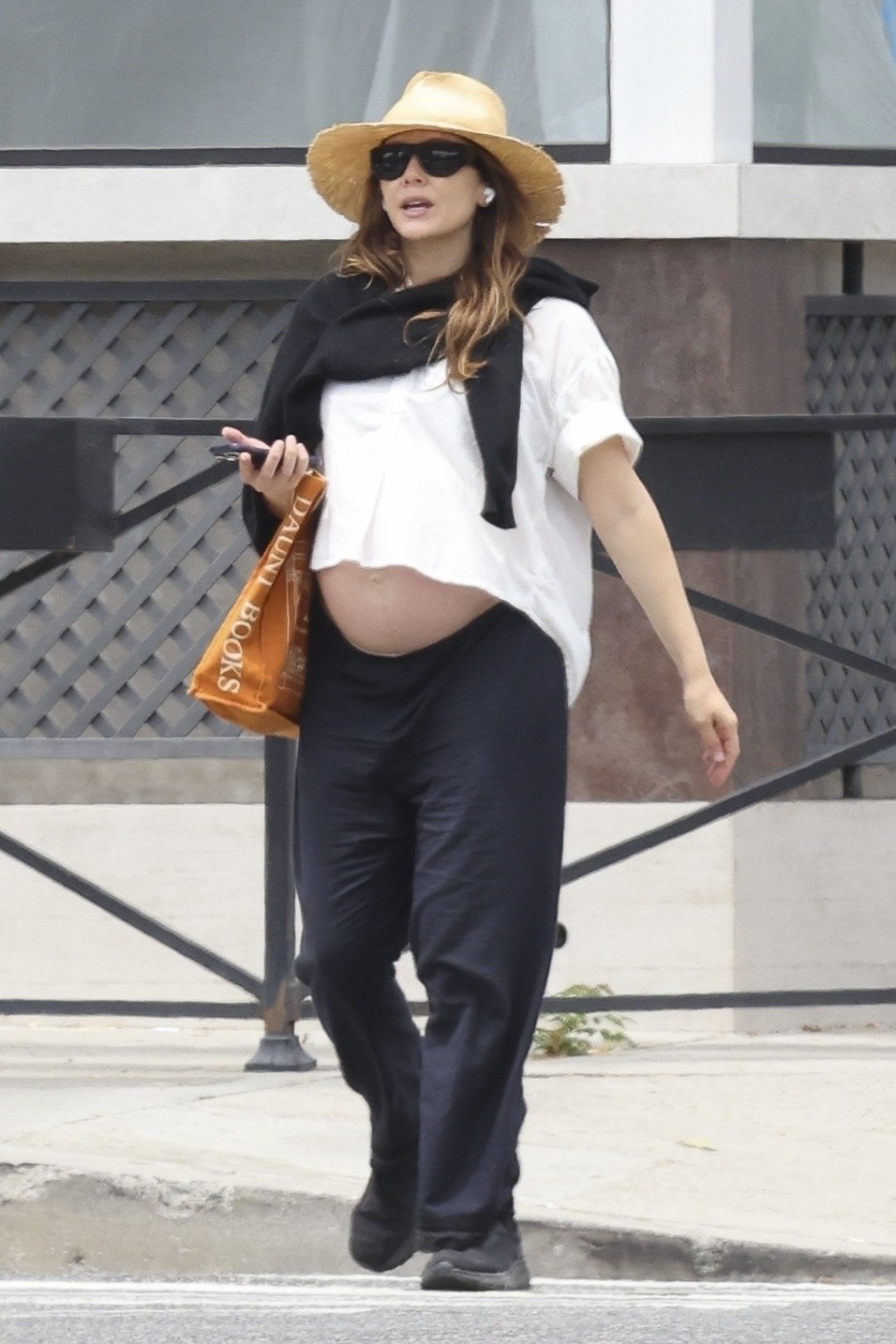 Elizabeth Olsen shows off her pregnant belly
