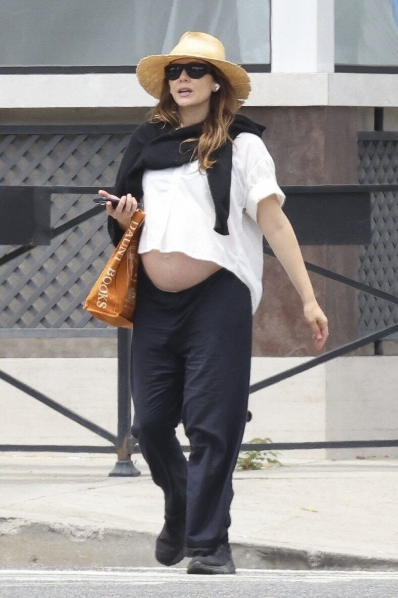 Elizabeth Olsen shows off her pregnant belly
