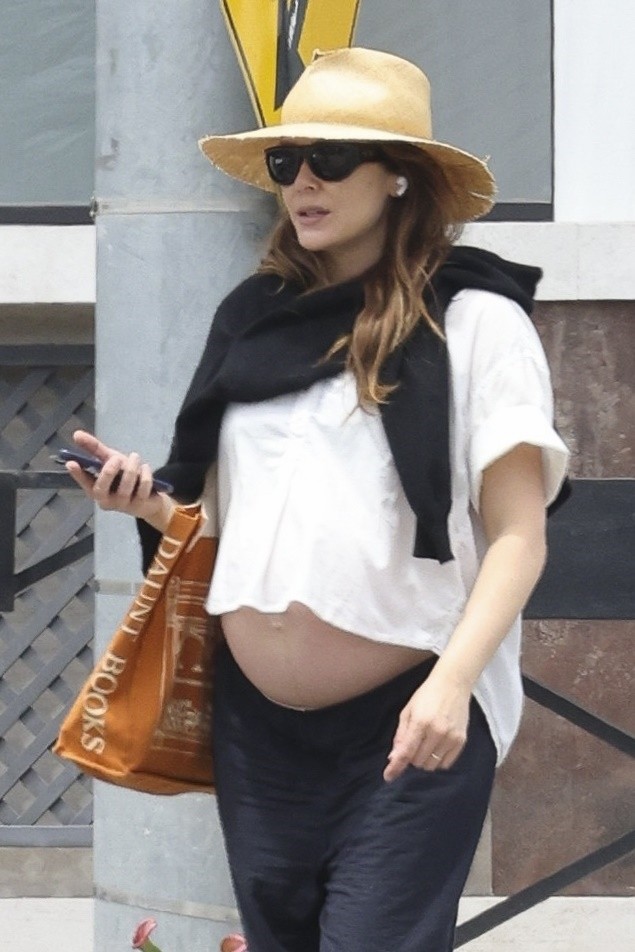 Elizabeth Olsen shows off her pregnant belly