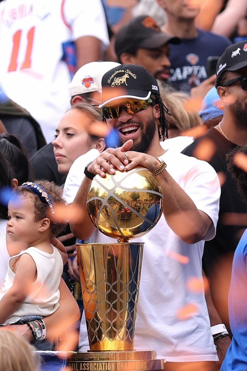 Jalen Brunson with his daughter at the Knicks victory parade