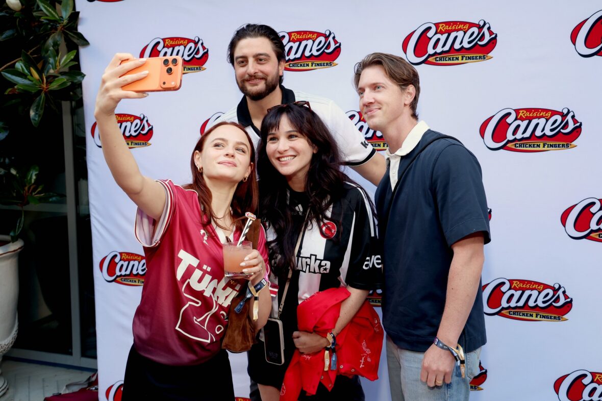 Joey King with family