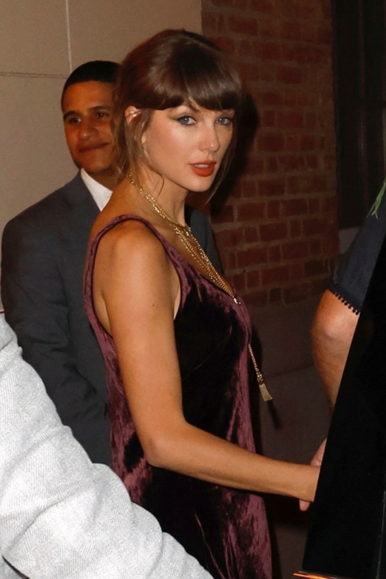 Taylor Swift leaves dinner in NYC