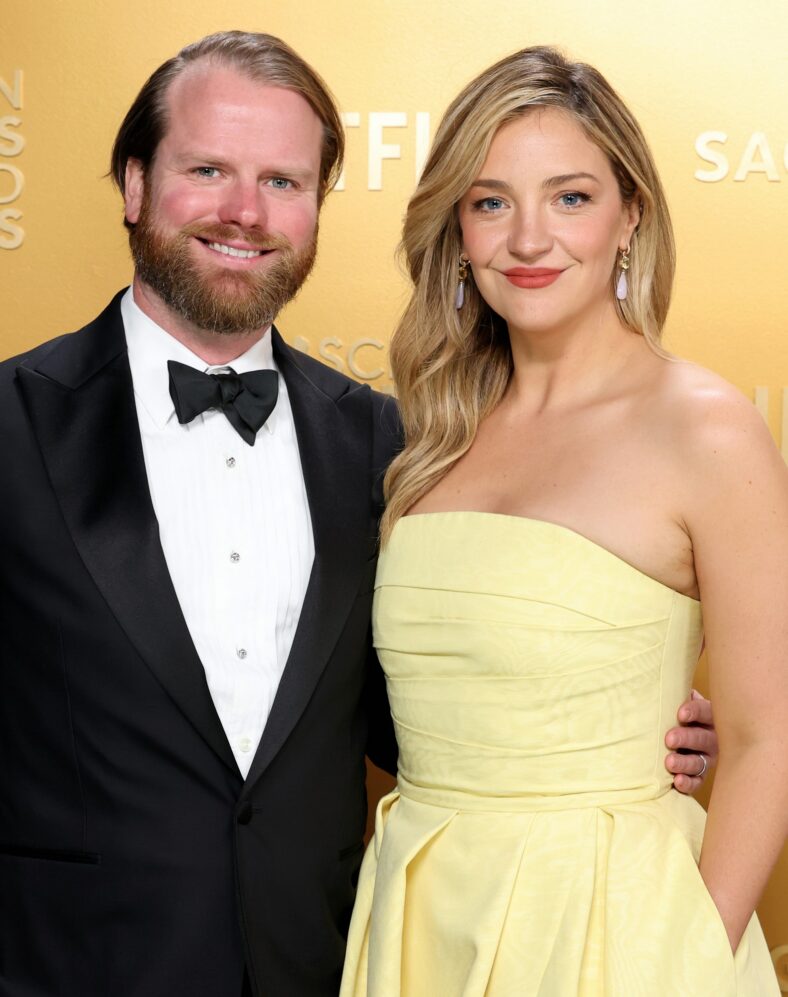 Abby Elliott files for divorce