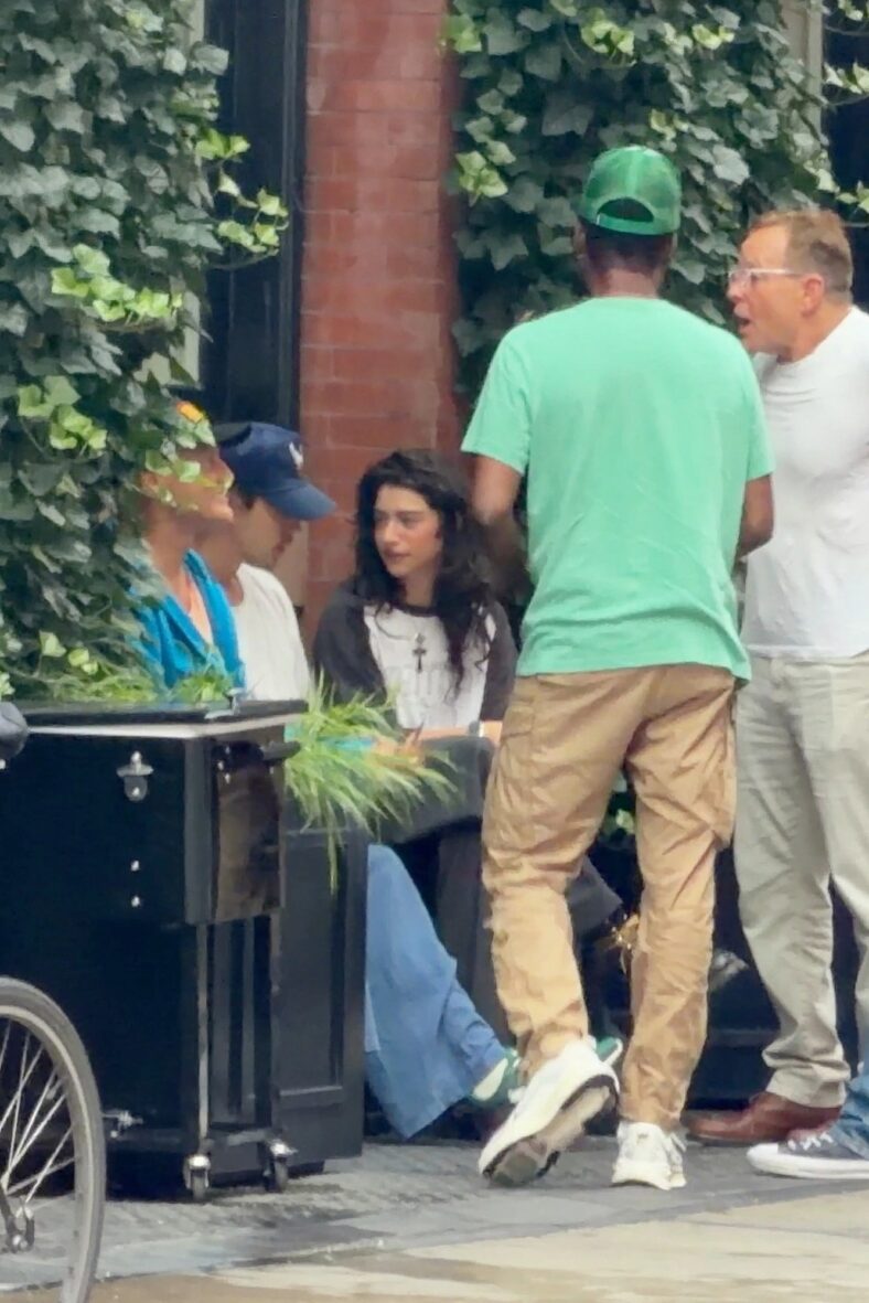 Austin Butler and Odessa A'Zion talking. Woody Harrelson and Chris Rock are next to them