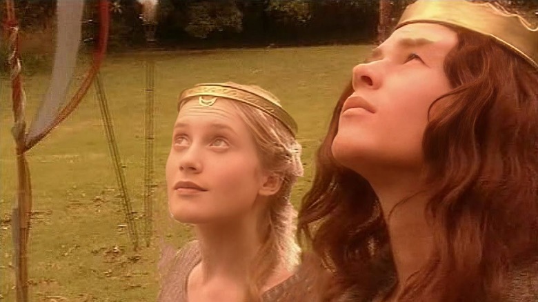 A young Chris Hemsworth as King Arthur at his wedding to Tamara Hope's Queen Guinevere in the 2002 series, Guinevere Jones.