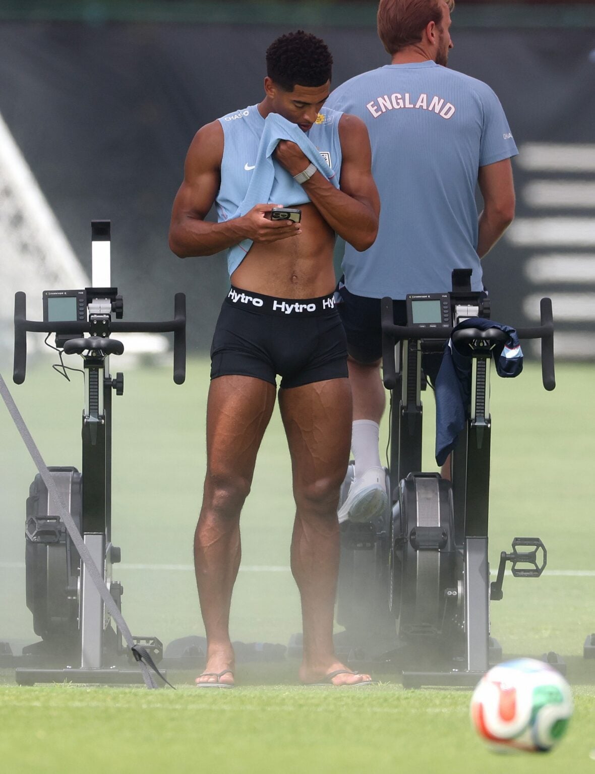 Jude Bellingham shows off his abs at England's World Cup soccer camp