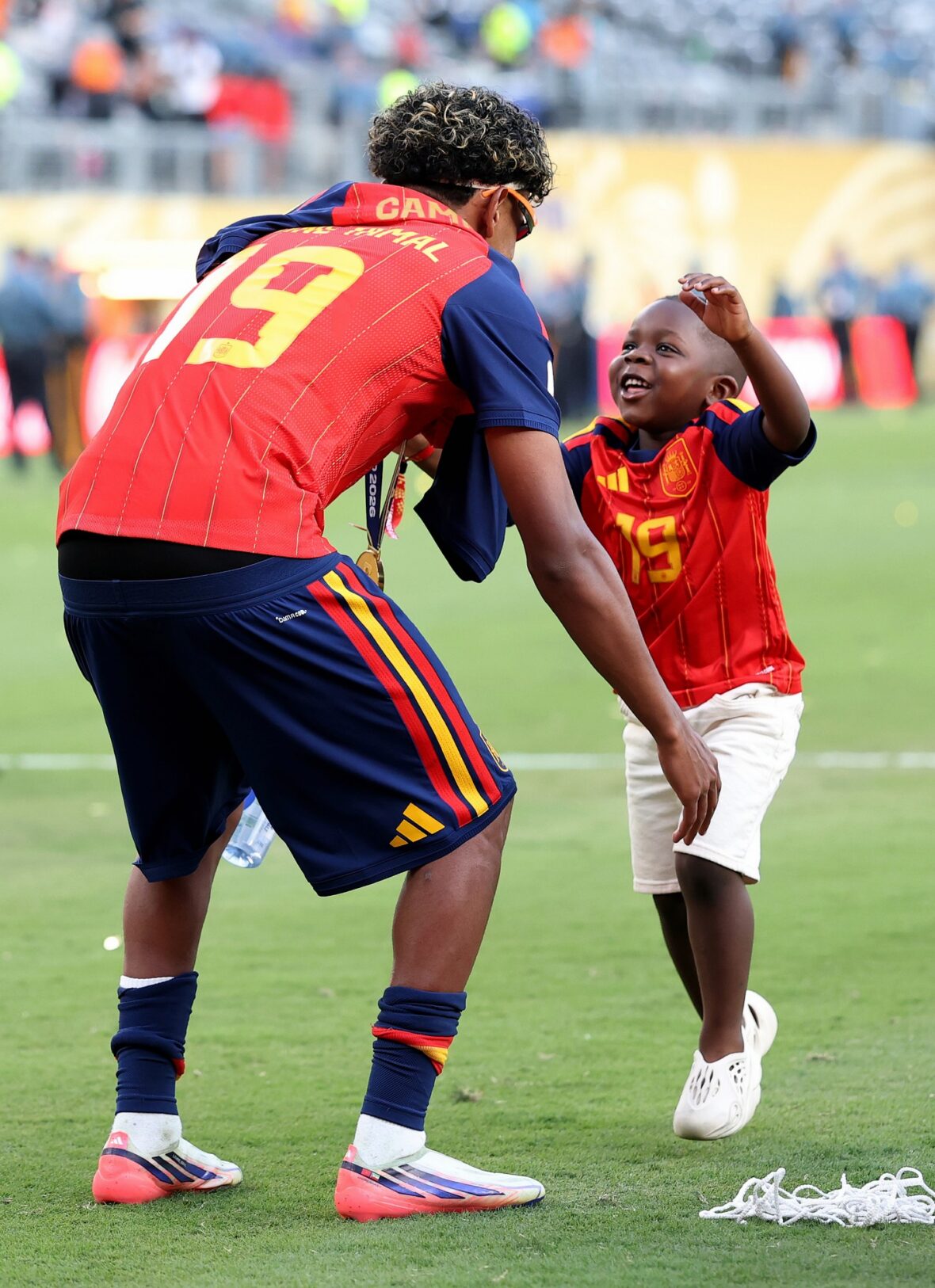 Lamine Yamal and his three-year-old brother Keyne on the soccer field about to hug