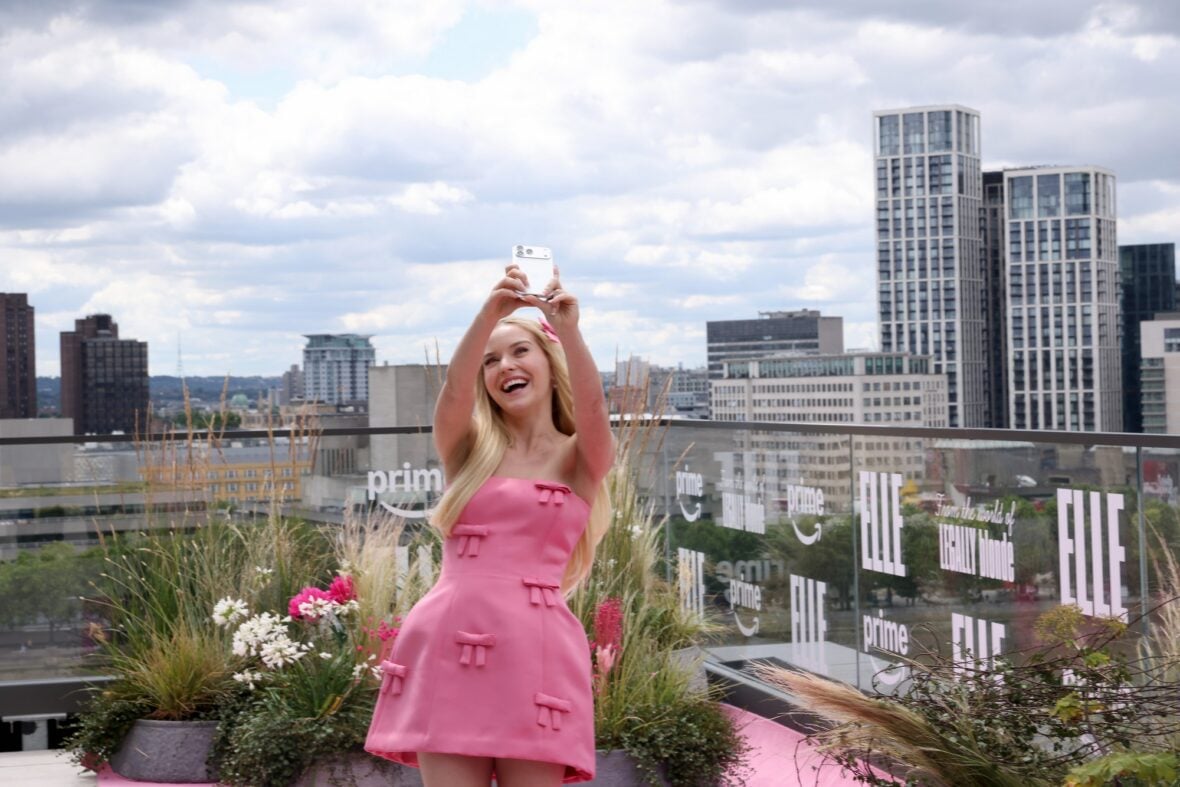Lexi Minetree snaps a selfie at Elle photo call in London