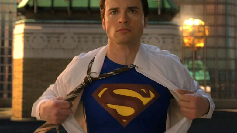 Clark Kent (Tom Welling) rips open his shirt and tie, revealing his Superman suit in 